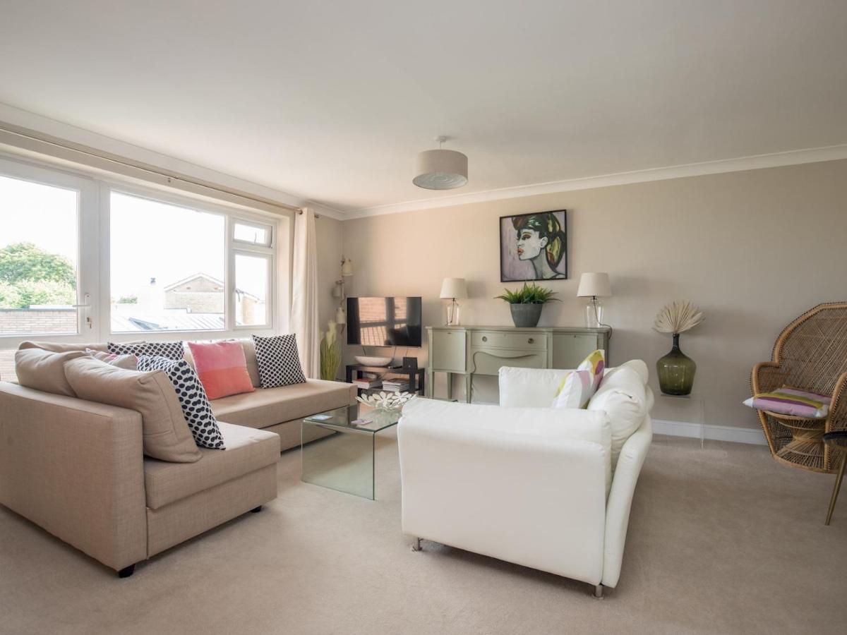 Pass The Keys Stylish 2 Bedroom Flat Apartment With Free Parking In Windsor Exterior photo