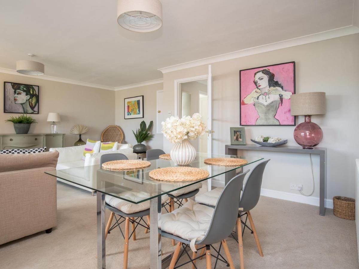 Pass The Keys Stylish 2 Bedroom Flat Apartment With Free Parking In Windsor Exterior photo