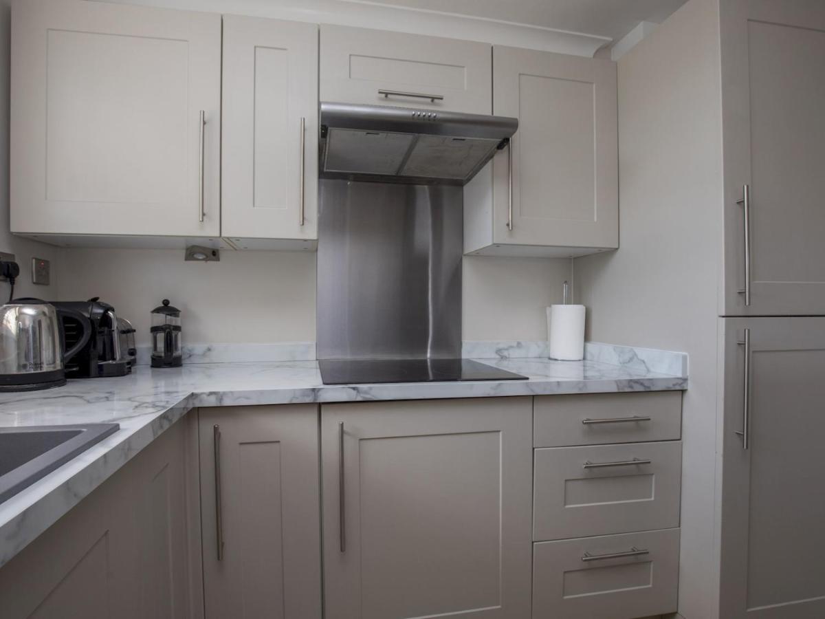 Pass The Keys Stylish 2 Bedroom Flat Apartment With Free Parking In Windsor Exterior photo