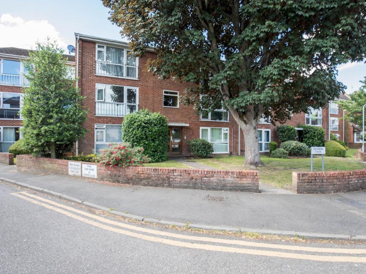 Pass The Keys Stylish 2 Bedroom Flat Apartment With Free Parking In Windsor Exterior photo