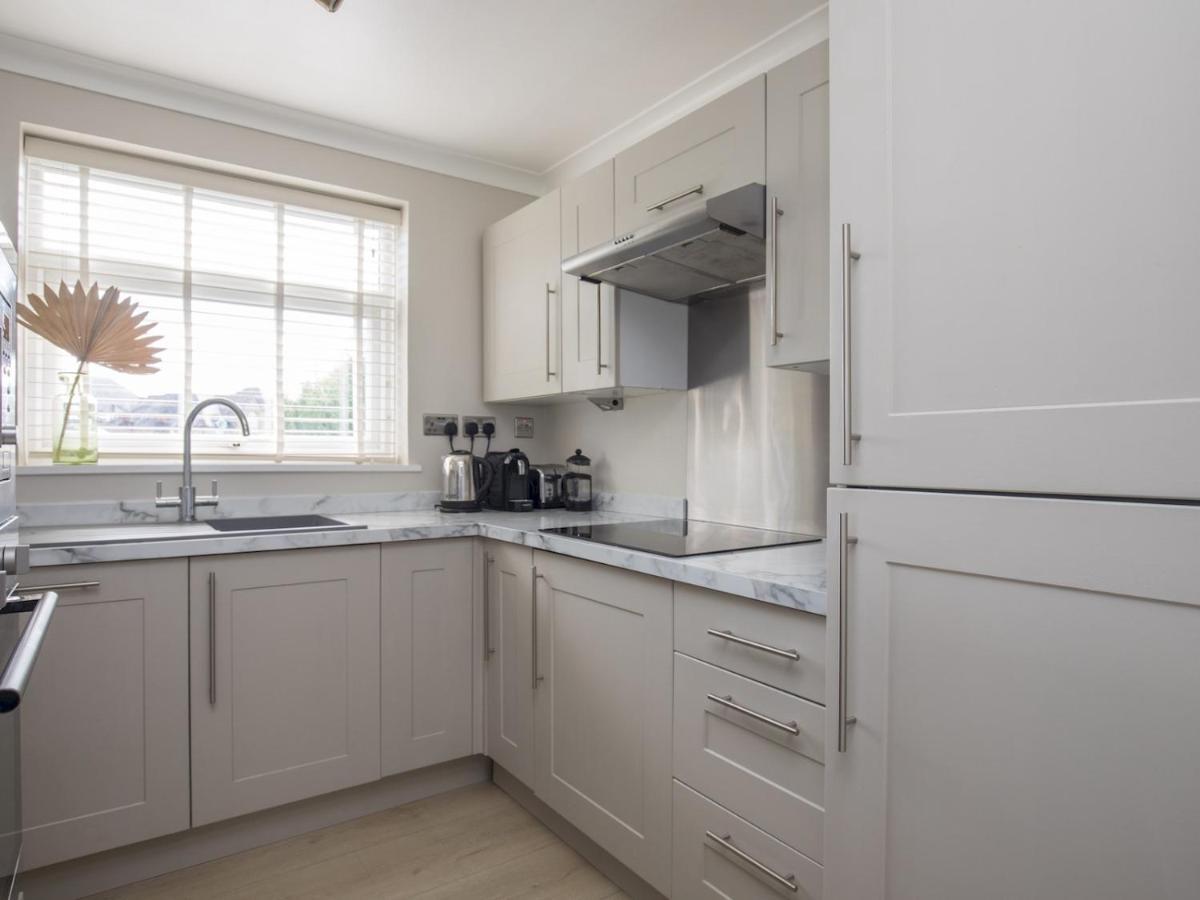 Pass The Keys Stylish 2 Bedroom Flat Apartment With Free Parking In Windsor Exterior photo