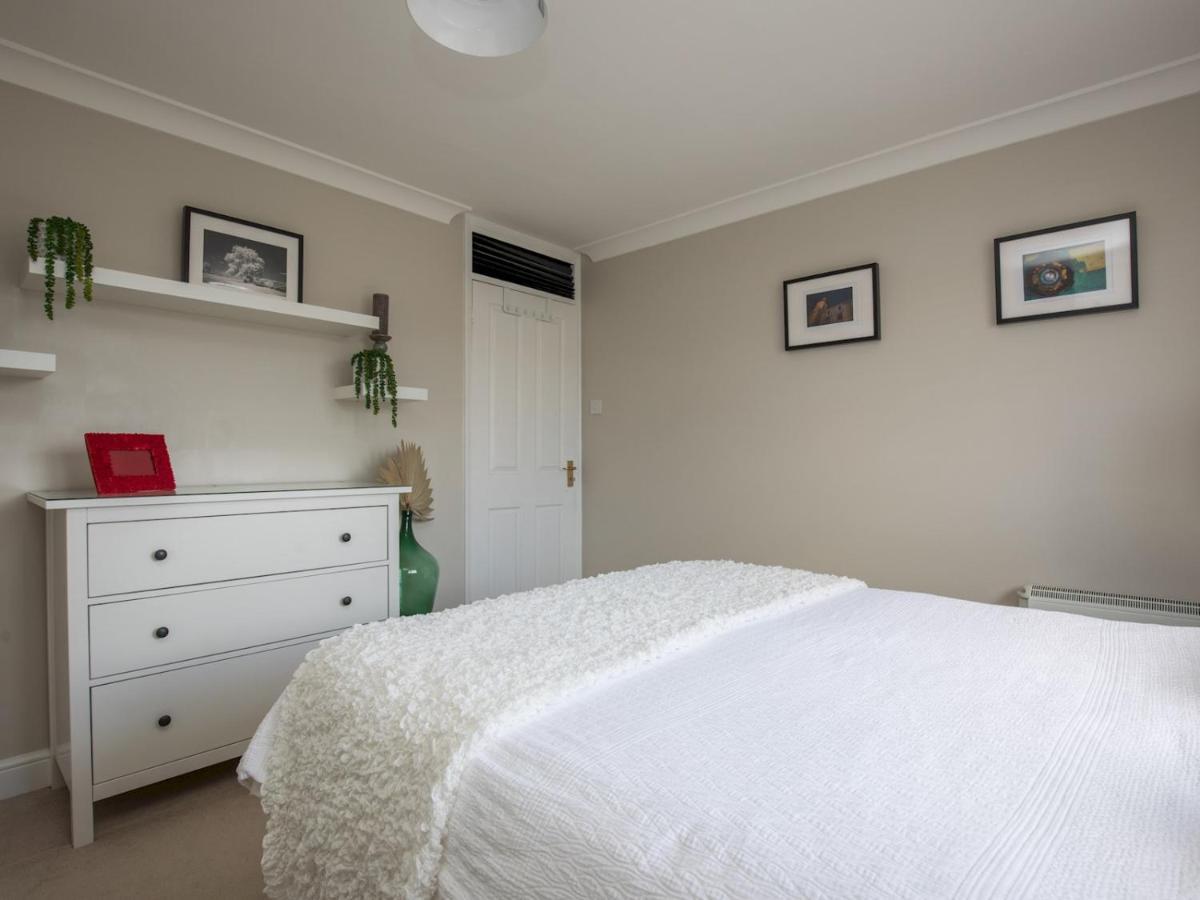 Pass The Keys Stylish 2 Bedroom Flat Apartment With Free Parking In Windsor Exterior photo