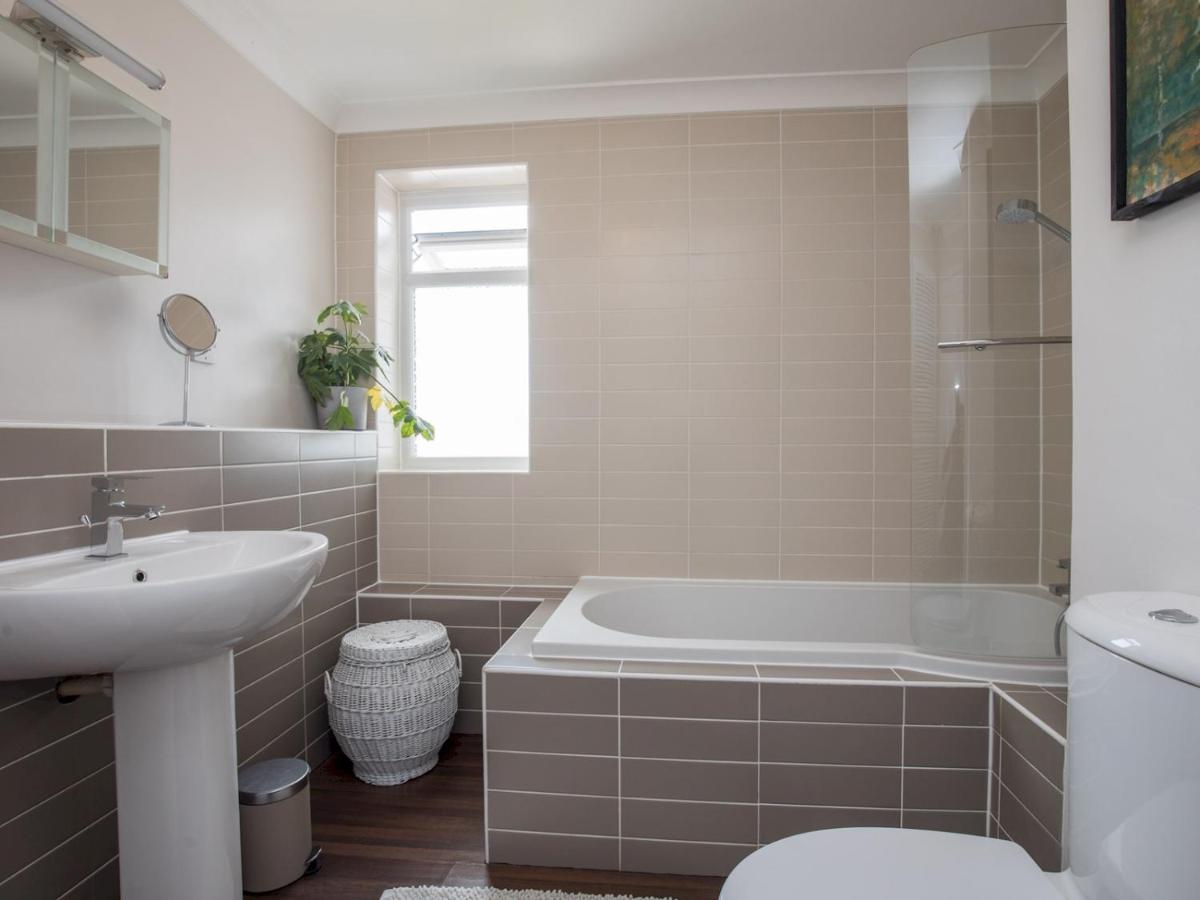 Pass The Keys Stylish 2 Bedroom Flat Apartment With Free Parking In Windsor Exterior photo