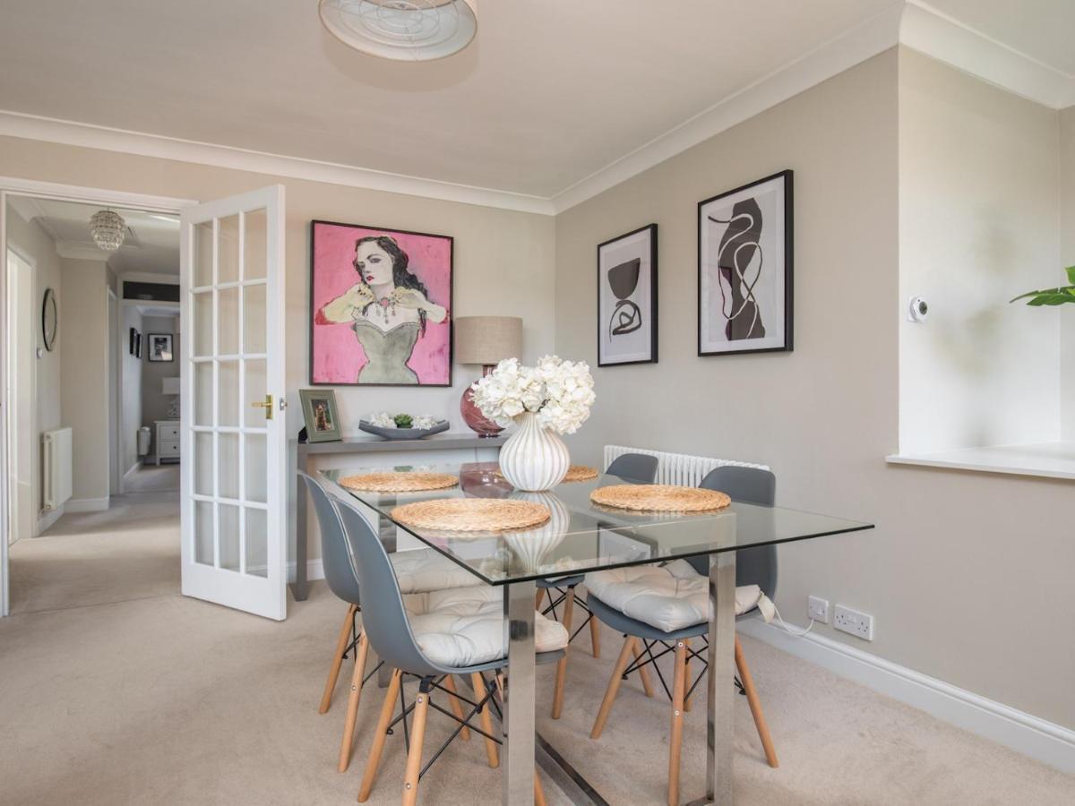 Pass The Keys Stylish 2 Bedroom Flat Apartment With Free Parking In Windsor Exterior photo