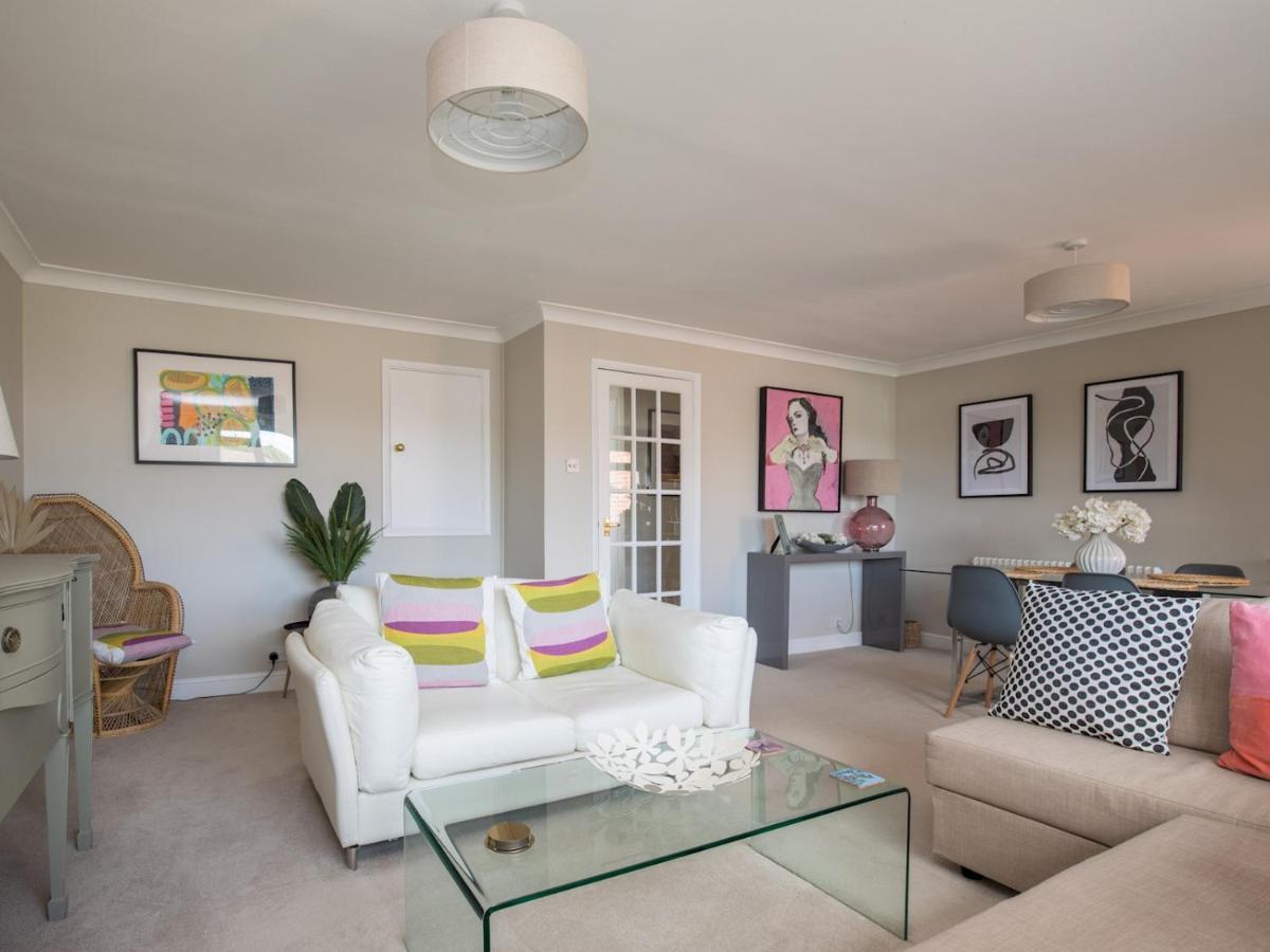 Pass The Keys Stylish 2 Bedroom Flat Apartment With Free Parking In Windsor Exterior photo