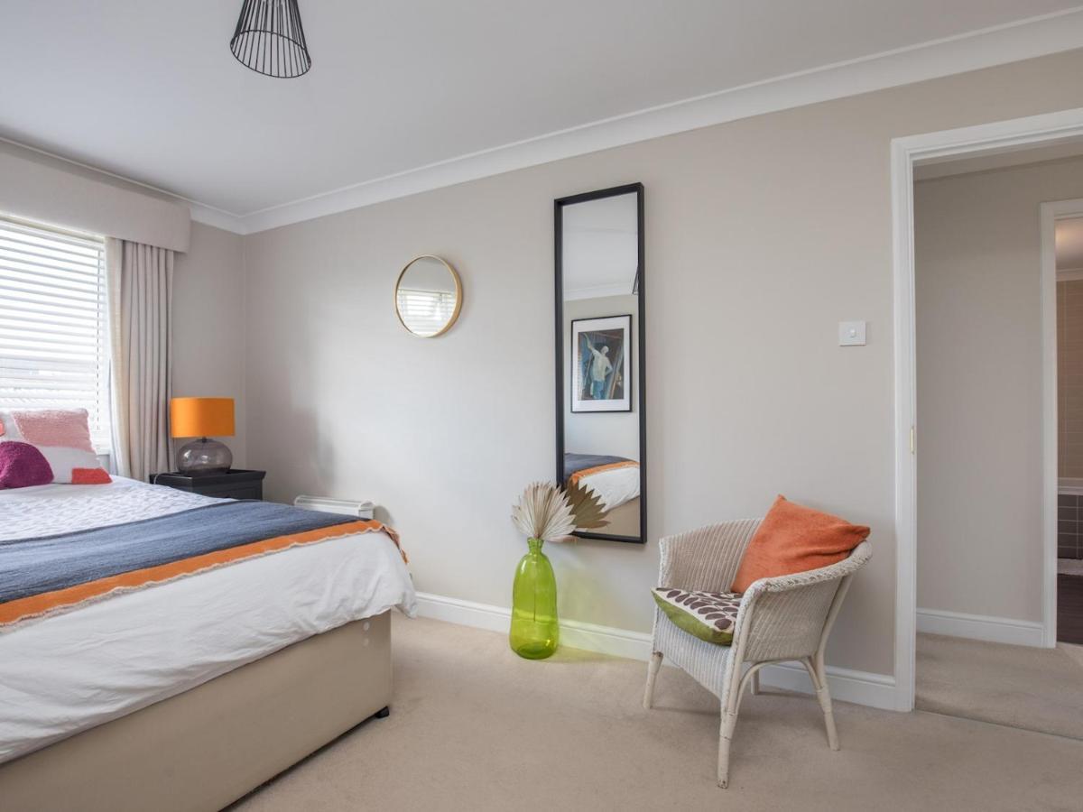 Pass The Keys Stylish 2 Bedroom Flat Apartment With Free Parking In Windsor Exterior photo
