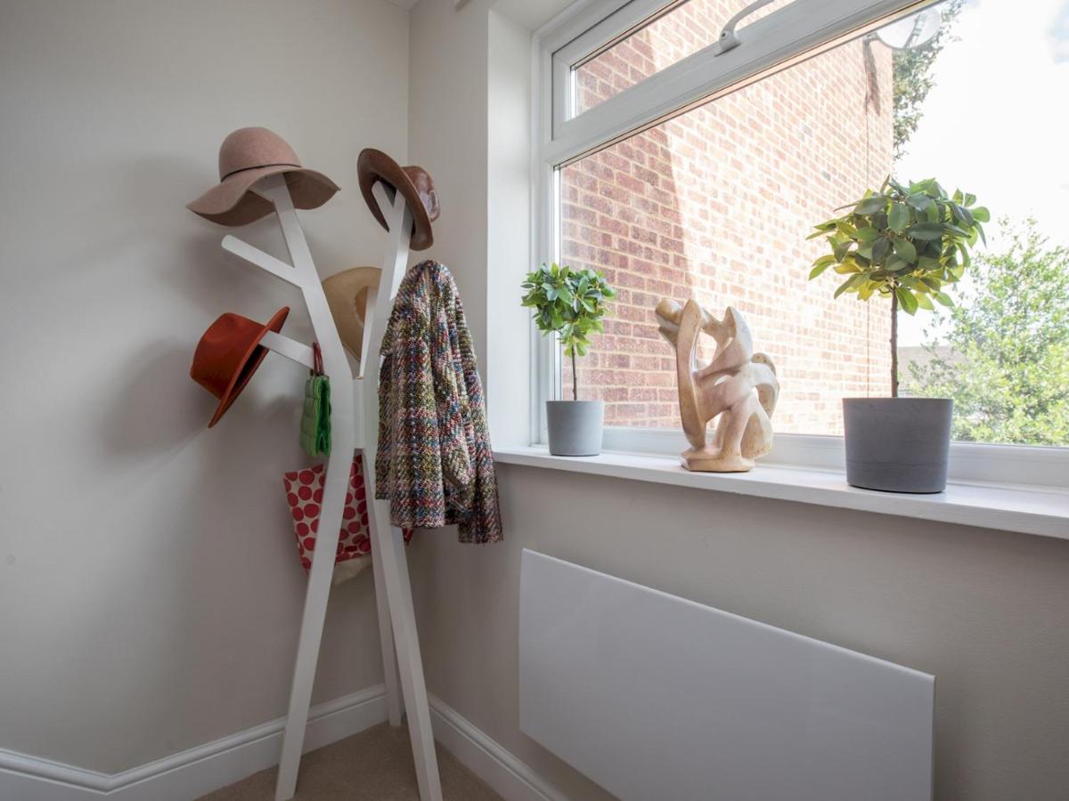 Pass The Keys Stylish 2 Bedroom Flat Apartment With Free Parking In Windsor Exterior photo