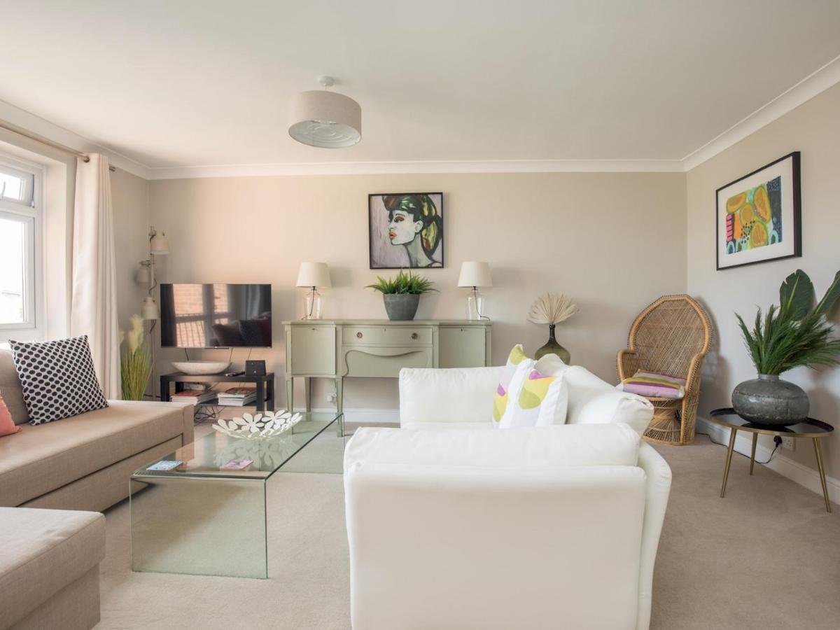 Pass The Keys Stylish 2 Bedroom Flat Apartment With Free Parking In Windsor Exterior photo