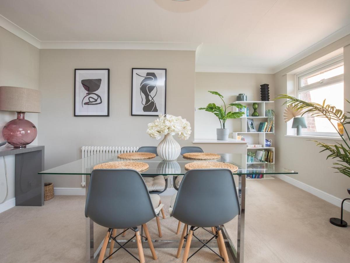 Pass The Keys Stylish 2 Bedroom Flat Apartment With Free Parking In Windsor Exterior photo