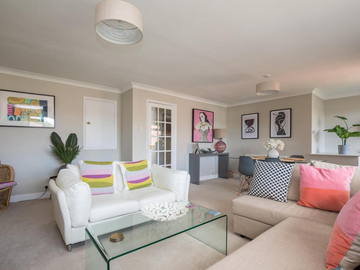 Pass The Keys Stylish 2 Bedroom Flat Apartment With Free Parking In Windsor Exterior photo