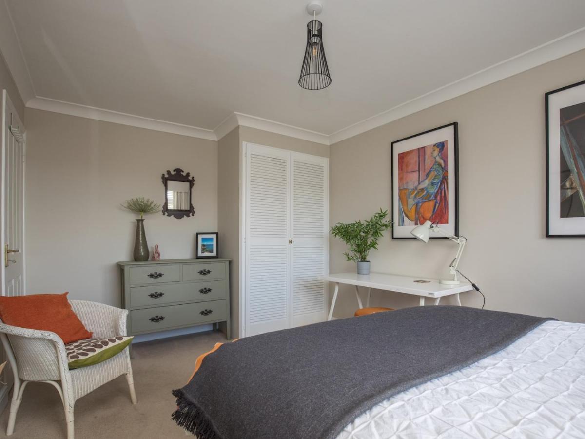 Pass The Keys Stylish 2 Bedroom Flat Apartment With Free Parking In Windsor Exterior photo