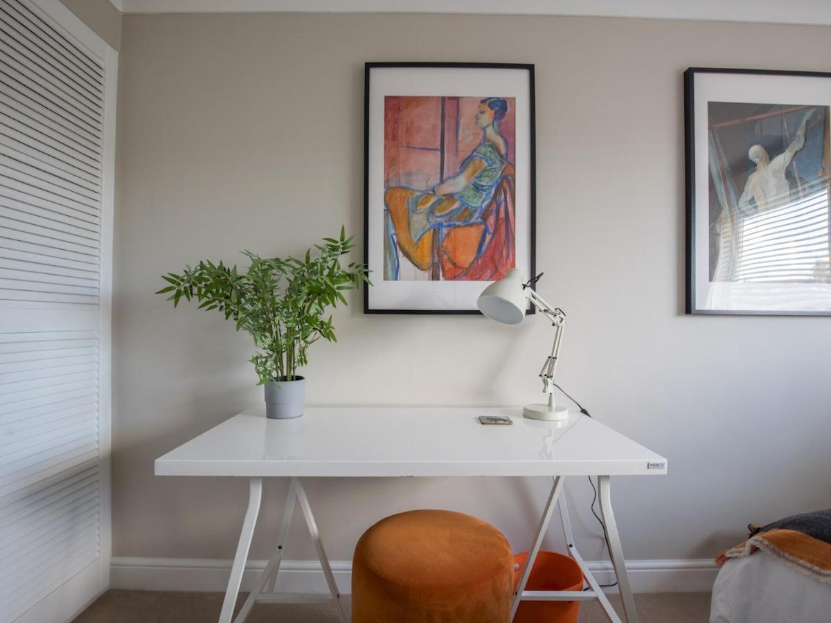 Pass The Keys Stylish 2 Bedroom Flat Apartment With Free Parking In Windsor Exterior photo