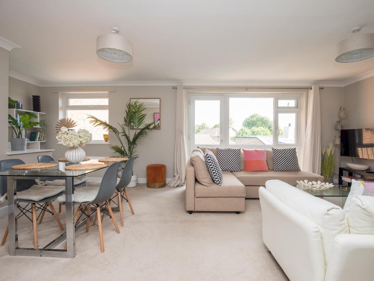 Pass The Keys Stylish 2 Bedroom Flat Apartment With Free Parking In Windsor Exterior photo