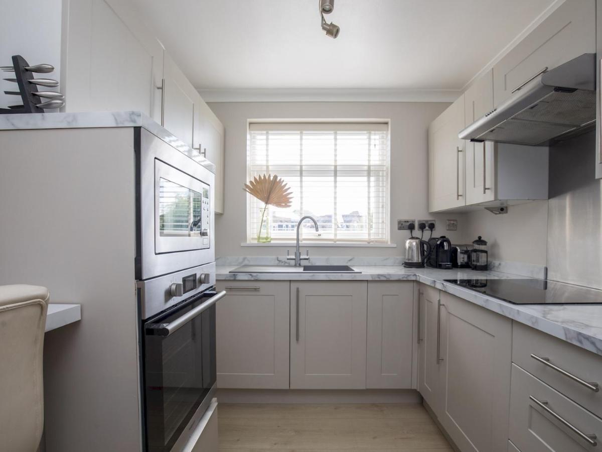 Pass The Keys Stylish 2 Bedroom Flat Apartment With Free Parking In Windsor Exterior photo