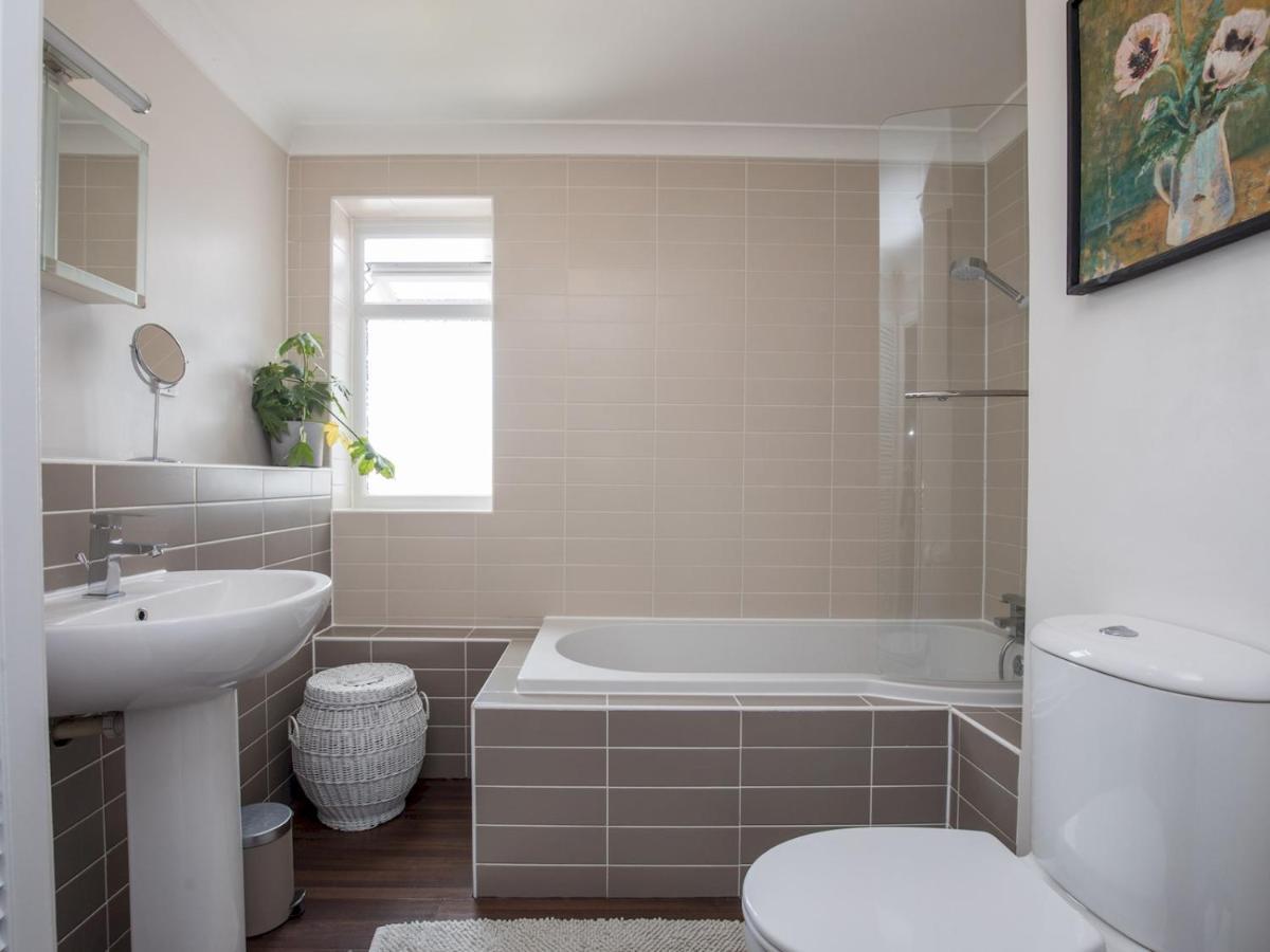 Pass The Keys Stylish 2 Bedroom Flat Apartment With Free Parking In Windsor Exterior photo