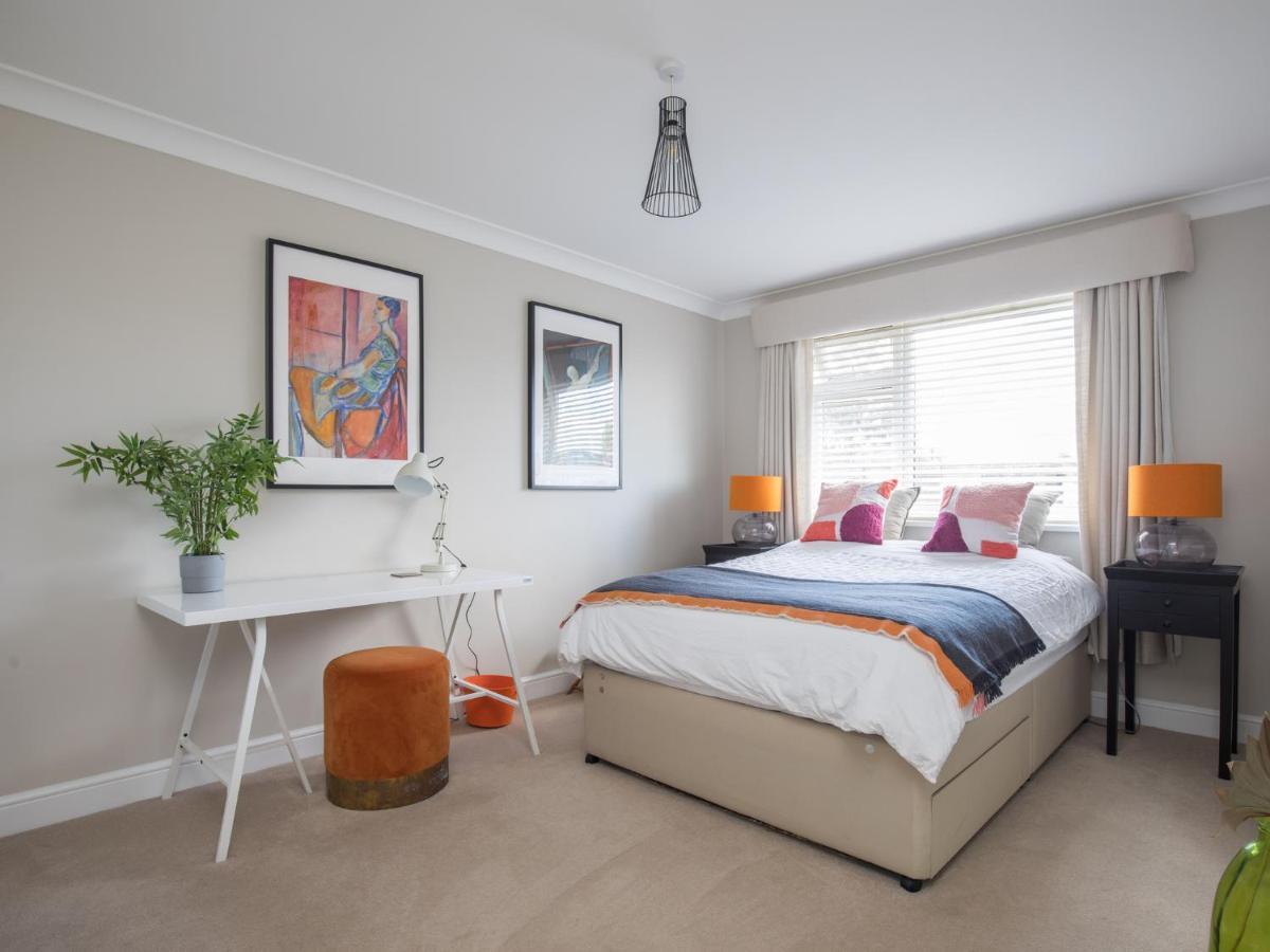 Pass The Keys Stylish 2 Bedroom Flat Apartment With Free Parking In Windsor Exterior photo
