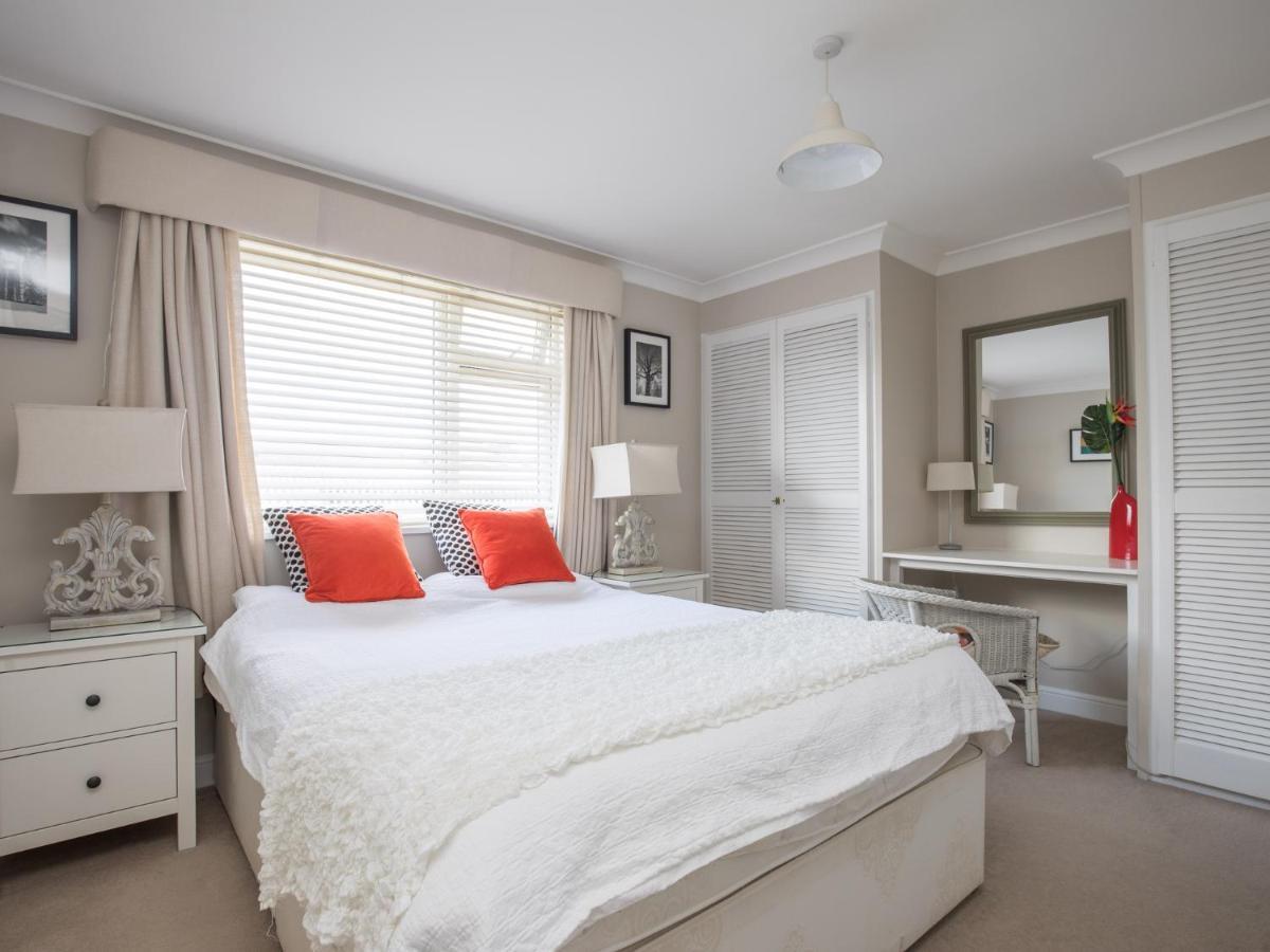 Pass The Keys Stylish 2 Bedroom Flat Apartment With Free Parking In Windsor Exterior photo