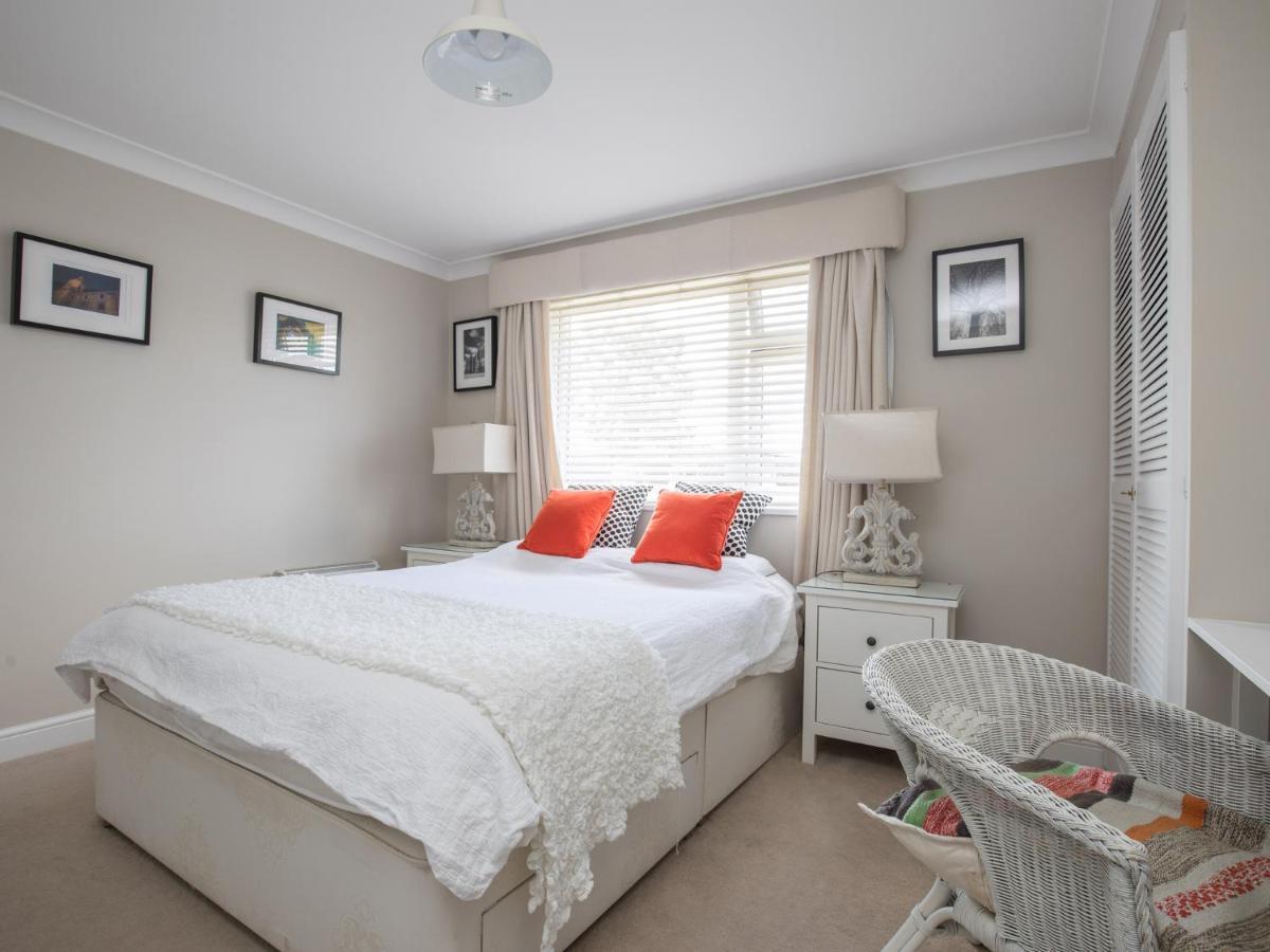Pass The Keys Stylish 2 Bedroom Flat Apartment With Free Parking In Windsor Exterior photo